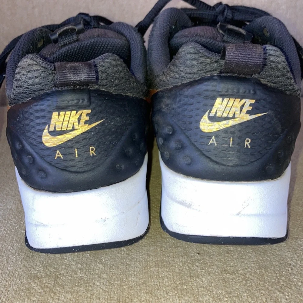 NIKE AIR Max Motion LW Womens Sneakers Size 6